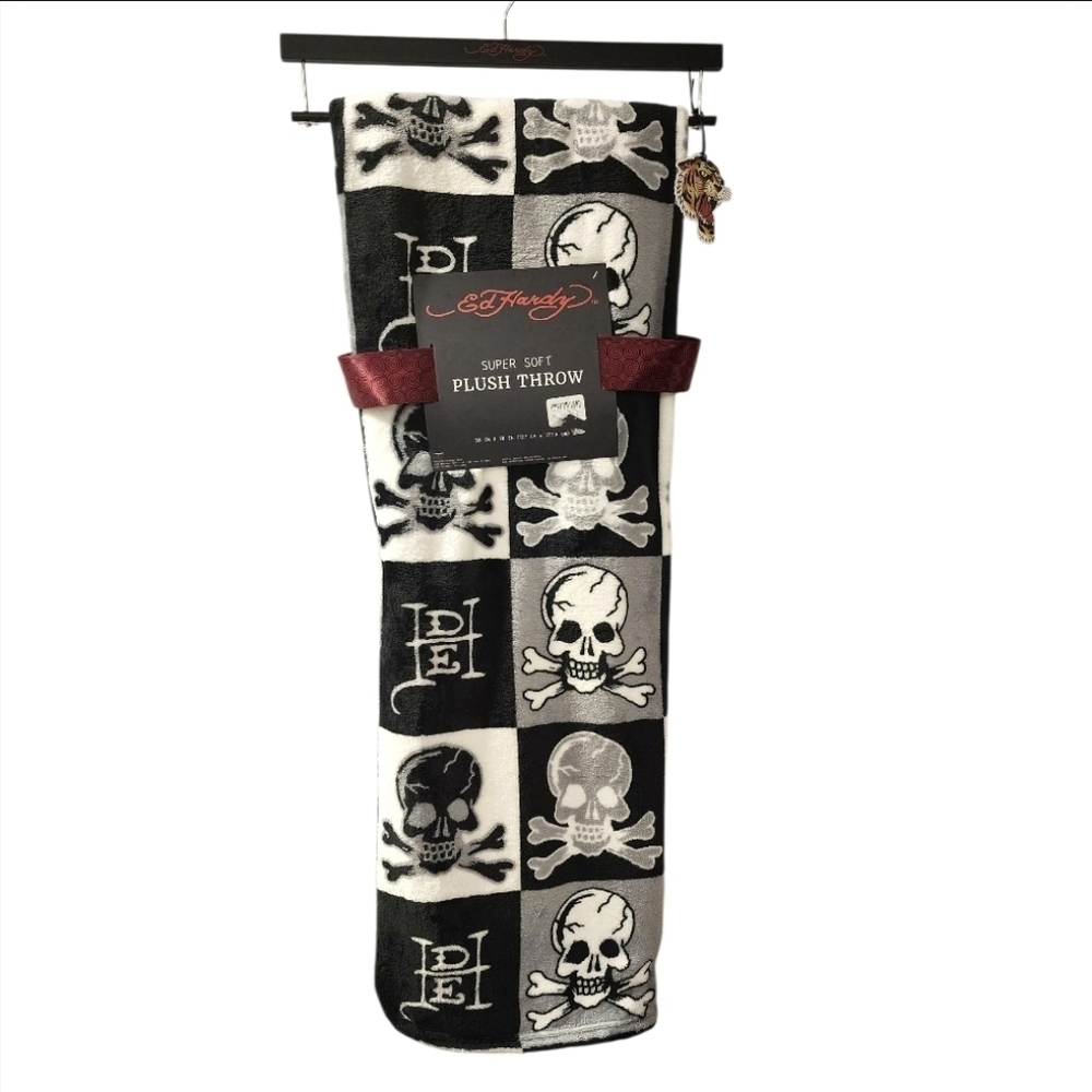 Ed Hardy Black White Skull And Crossbones Super Soft Plush Blanket Throw, NWT